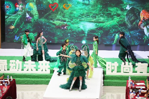 3【标题】大朗镇开展“绿动未来，时尚由我”——绿美大朗生活垃圾分类环保时装秀活动 (16)~1.jpg