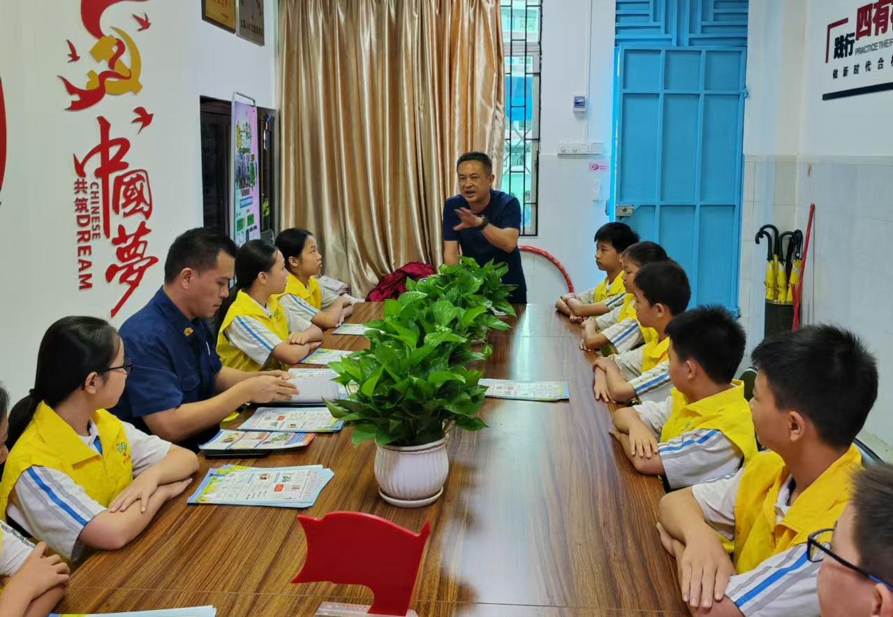寮步镇开展“小小消防志愿宣传员”宣传活动.jpg