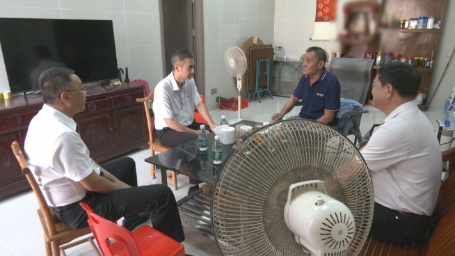 国庆前夕 厚街镇领导看望慰问老党员.jpg