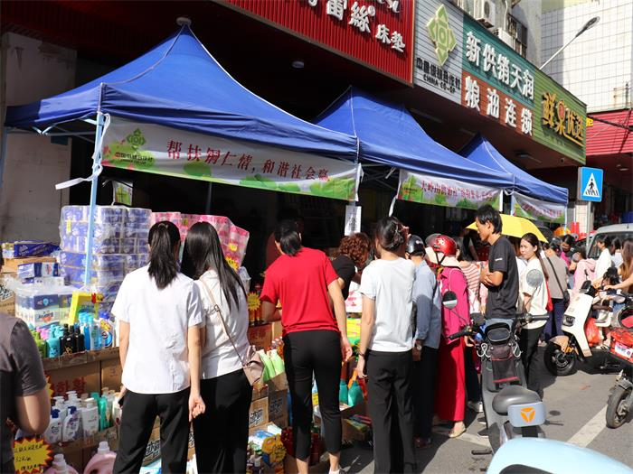 20241025大岭山供销社开展“供销圩市”活动助力“百千万工程”建设1.jpg