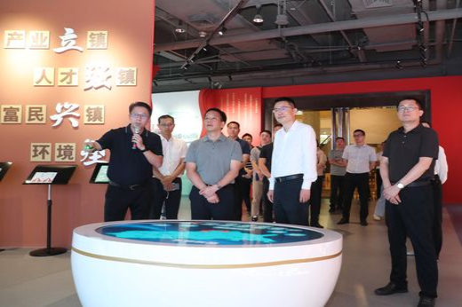 小榄镇党政代表团一行来到长安镇“百千万工程”展示馆，了解长安镇“百千万工程”推进情况。 麦伟强摄 (1)_结果.jpg