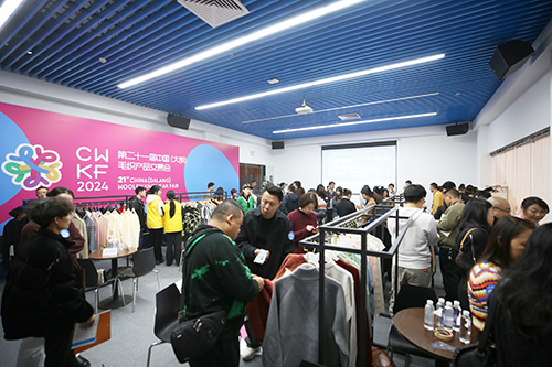 5【标题】“第二十一届‘织交会’品牌服装采购对接会（国内专场）顺利举行.JPG