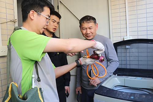 2【标题】大朗城管分局开展冬季燃气安全检查行动.JPG