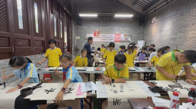 厚街：2000学子挥毫齐绘“百千万工程”新篇章.jpg