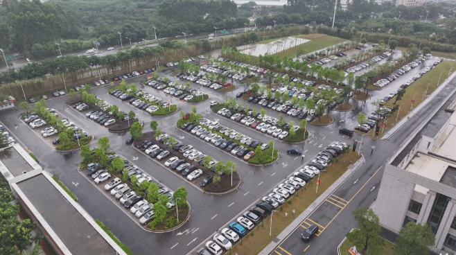 厚街开放首个共享机关企事业单位停车场.jpg