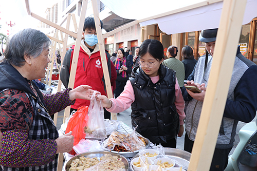 3【标题】圣堂集市传统美食荟萃 让村民提前感受年味.JPG