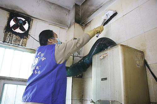 3【标题】圣堂社区为长者进行大扫除.JPG