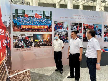 支部领导班子认真观看展览.jpg