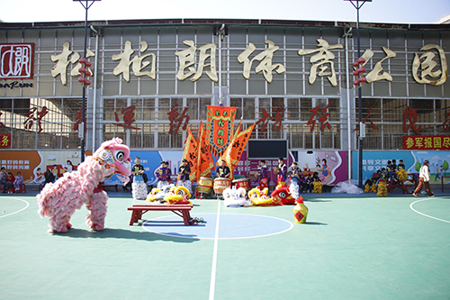 3【标题】舞狮表演群众欢乐迎新年.JPG