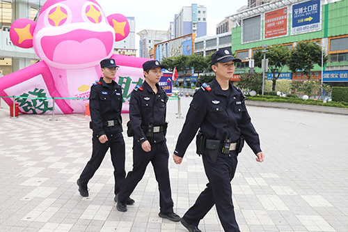 1【标题】大朗公安干警坚守岗位保安全定格平安“警”色 守护万家团圆.JPG