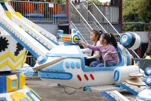 2【标题】游乐场成为市民休闲娱乐好去处 (2)~1.jpg