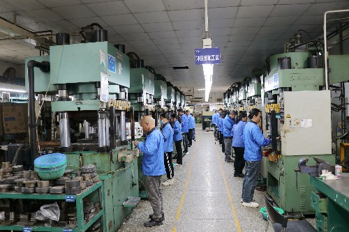 1【标题】机器轰鸣声再起 企业复工复产忙 (6)~1.jpg