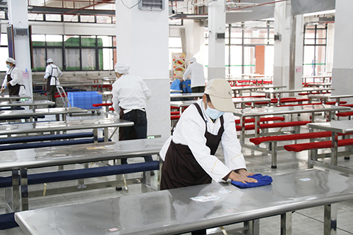 2【标题】各学校严把食堂卫生关 迎接新学期.JPG