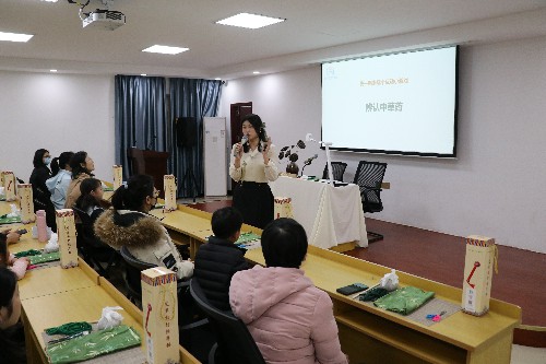 2.巧手制艾锤 温情庆“三八” (6)~1.jpg