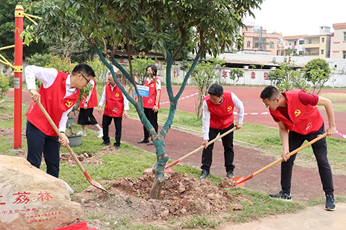 4【标题】大朗镇各学校掀起植树热潮 点亮校园绿色希望.jpg