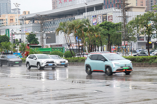 4【标题】雨天行车 谨慎驾驶.JPG
