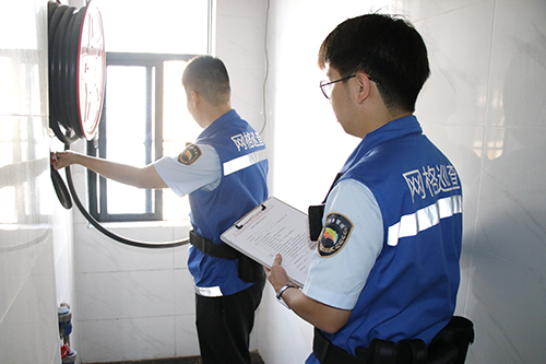 2【标题】网格员加强巡查 筑牢网格安全防线.JPG
