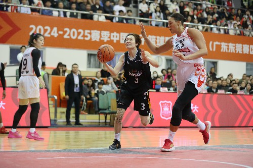 1.广东女篮主场战胜四川女篮 球迷热情点燃赛场！ (2)~1.jpg