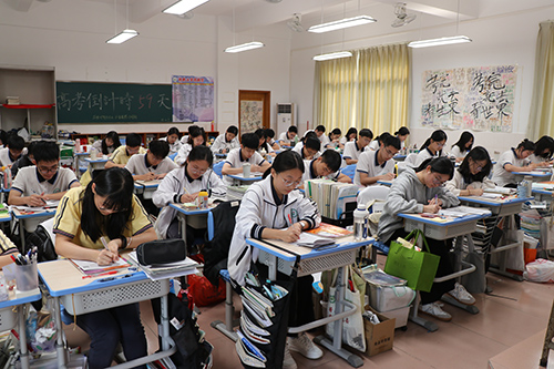 3【标题】高三学子积极冲刺高考.JPG