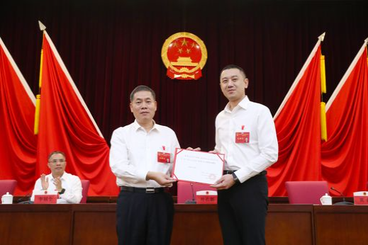镇党委书记叶孔新为新当选的镇长莫伟颁发当选证书。 麦伟强摄_结果.jpg