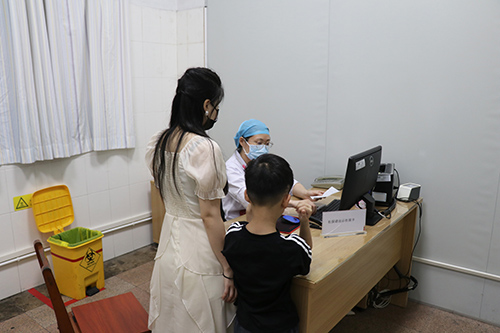 3【标题】高热不退全身起疹 这病进入高发期.JPG