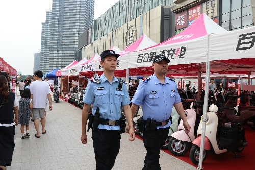 2【标题】公安干警坚守岗位保安全 (5)~1.jpg