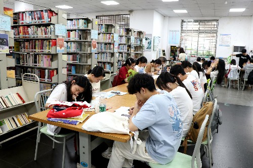 4【标题】假期不忘到图书馆“充电” (3)~1.jpg