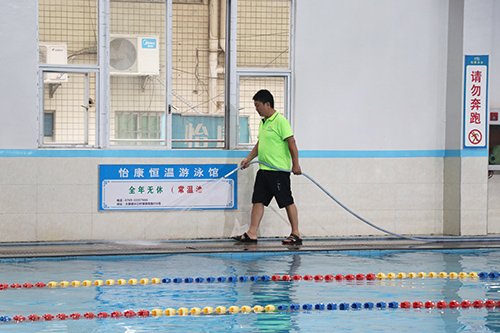 3【标题】各泳池严把卫生安全关.JPG