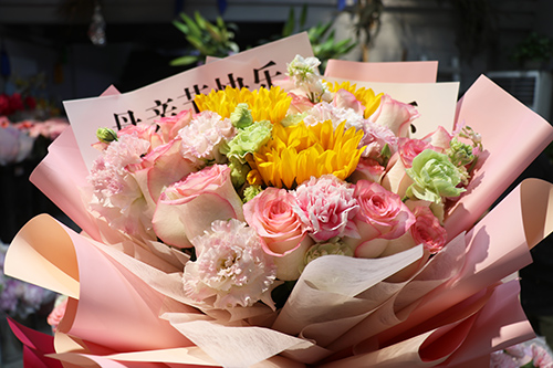3【标题】“两节”逼近 鲜花市场火爆.JPG