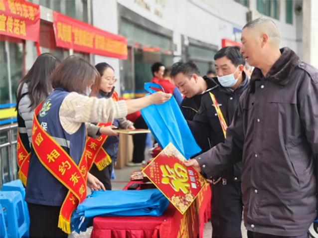 凤岗人社分局工作简讯：凤岗镇开展2025年“人社暖留 相约东莞”春运就业创业服务宣传活动698.png