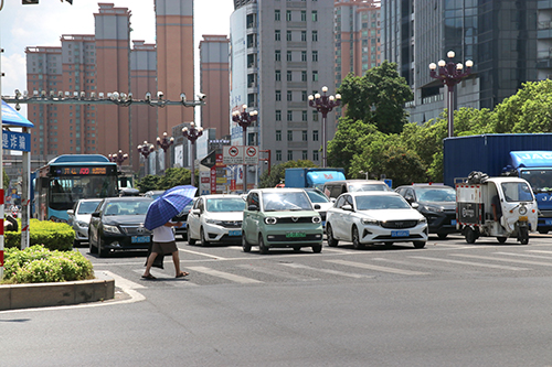 4【标题】夏季高温行车 谨防汽车自燃.JPG