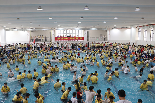 5【标题】初三学子摸鱼减压迎战中考.JPG