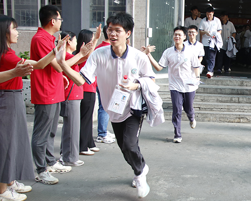 1【标题】大朗镇为高考学子全力护航 (9).JPG
