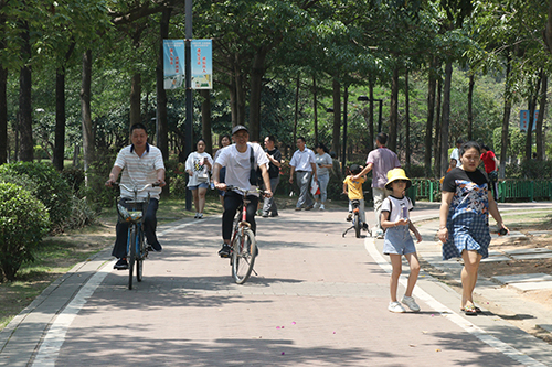 4【标题】高考结束 考生放松需适度.JPG