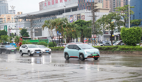 3【标题】雨天行车 谨慎驾驶.JPG