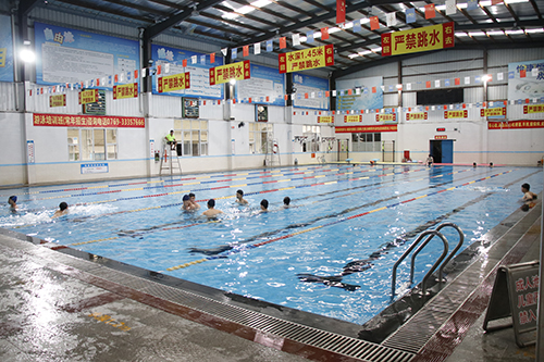 2【标题】各泳池严把卫生安全关.JPG