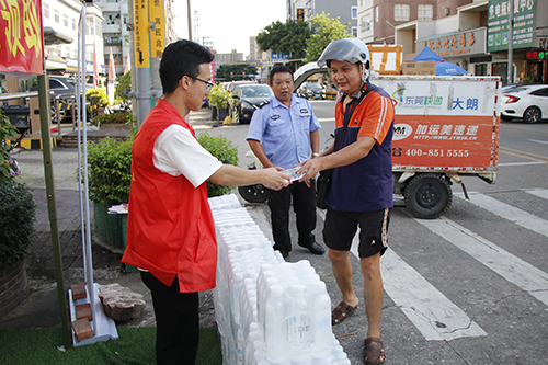 3【标题】镇总工会开展“夏季送清凉 防暑保安康”慰问活动.JPG