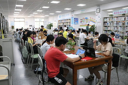 2【标题】暑假不忘到图书馆“充电”.JPG