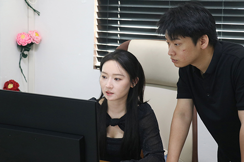 2【标题】九五后“创一代”在中国羊毛衫名镇织就幸福路.JPG