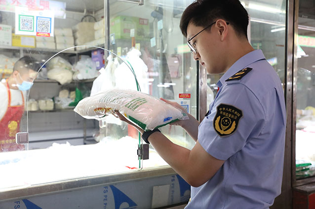 筑牢食品安全防线 凤岗开展湿粉类食品专项检查(图1)