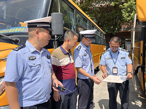 3【标题】开学在即 大朗规范校车运乘保证学生安全.jpg