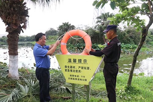 1【标题】筑牢防溺水安全防线 荔香湿地公园加大巡逻力度.JPG