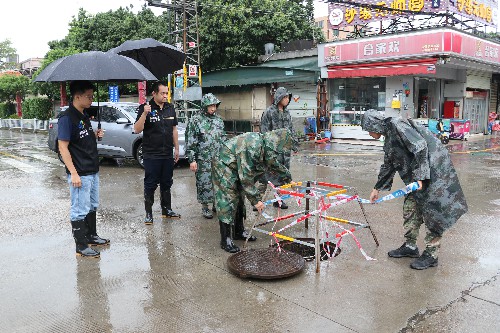 【标题】多部门联动下沉一线 织密台风防御“安全网” 沙步 (2)~1.jpg