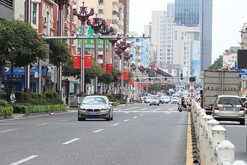 1【标题】满城飘扬“中国红” 中秋国庆氛围浓厚.JPG