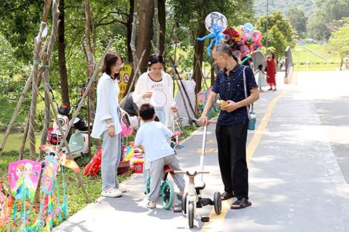 3【标题】双节假期公园成为市民游玩好去处.JPG