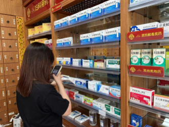 7万江医保分局工作信息(一药一码_追溯码助力严查“回流药”——万江医保分局开展在售药品追溯码扫码核查工作).docx_2