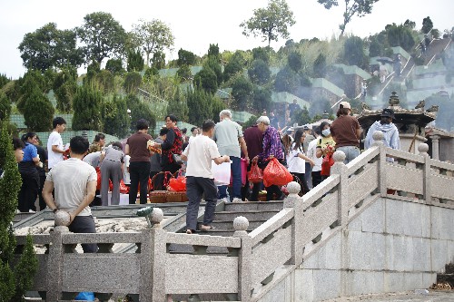 2周末市民错峰祭祖 (2).jpg