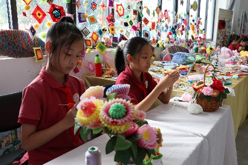 3黄草朗小学：AI赋能课堂 推动“毛织+学科”融合  (2)~1.jpg