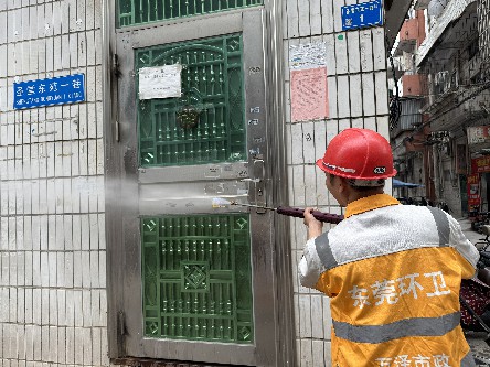 2【标题】大朗城管联合环卫清理“牛皮癣” 镇区环境焕新颜 (5)~1.jpg