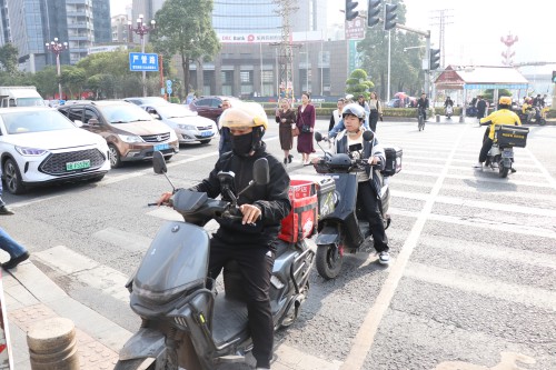 格式工厂4【标题】头盔护安全 礼让守文明 电动自行车驾驶员的“守规答卷”2.jpg